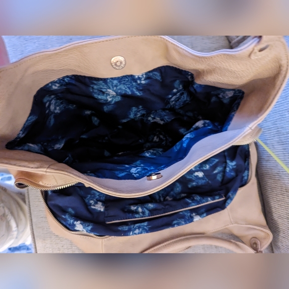 Moda Luxe Handbag - Picture 3 of 12